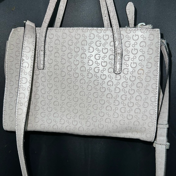Guess handbag! Amazing condition and quality materials!! - Picture 3 of 4